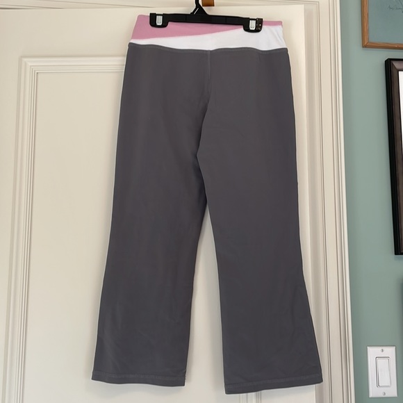 Crop flare grey Roots yoga leggings with pink and white stripe - Picture 2 of 3